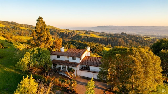 birds eye view of property featuring a forest view