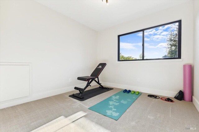 workout room with carpet flooring and baseboards