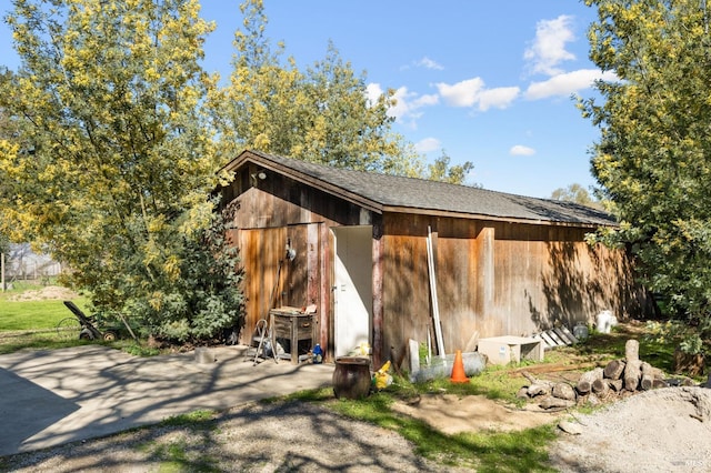 view of outdoor structure featuring an outbuilding
