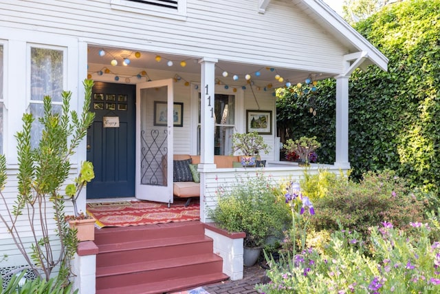 entrance to property featuring covered porch
