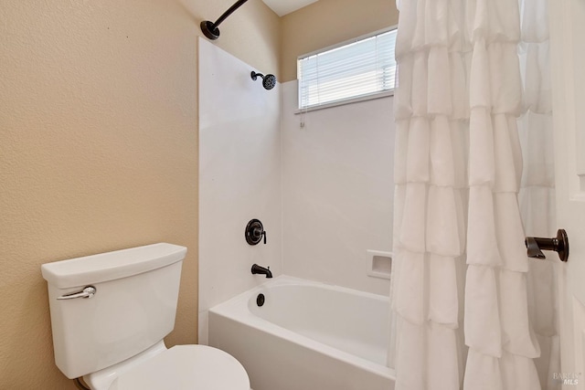 full bath with toilet and shower / bathtub combination with curtain