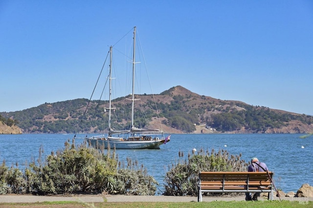 water view with a mountain view