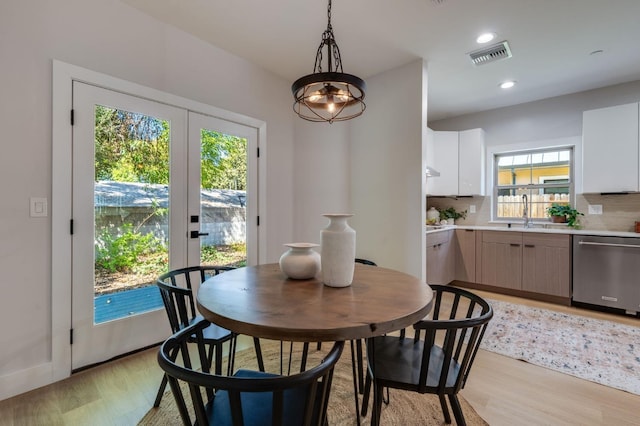 dining room with recessed lighting, light wood-type flooring, and visible vents