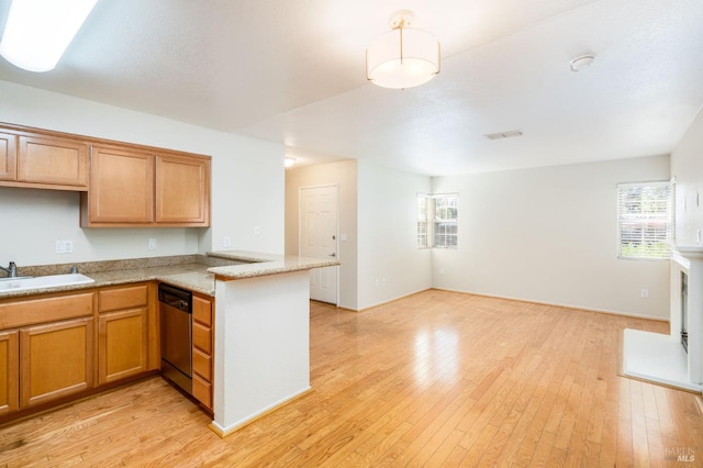2915 N Texas St Unit 121, Fairfield, CA 94533 - kitchen featuring dishwasher, a sink, a peninsula, light wood finished floors, and brown cabinetry