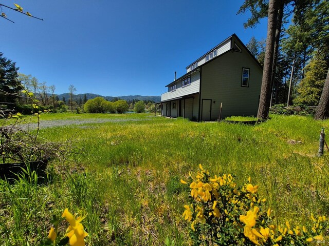 view of yard with a mountain view