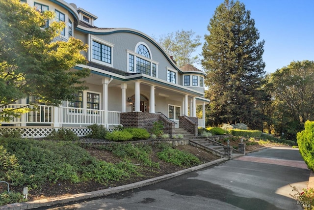 view of front of property featuring a porch