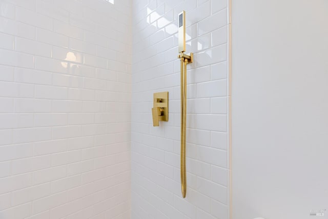 bathroom featuring tiled shower