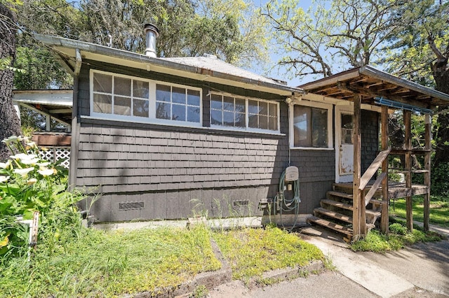 735 Robinson Rd, Sebastopol, CA 95472 - view of front of property featuring crawl space