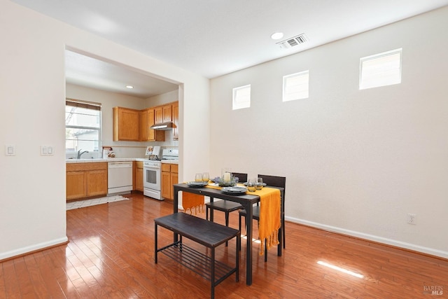 1606 Chamberlain Dr, Fairfield, CA 94533 - dining space featuring visible vents, hardwood / wood-style flooring, and baseboards
