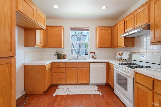 1606 Chamberlain Dr, Fairfield, CA 94533 - kitchen with tasteful backsplash, a sink, under cabinet range hood, wood finished floors, and white appliances