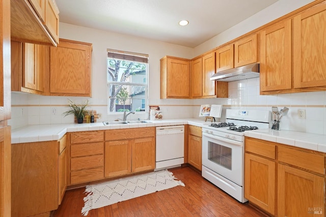 1606 Chamberlain Dr, Fairfield, CA 94533 - kitchen featuring recessed lighting, white appliances, under cabinet range hood, backsplash, and a sink