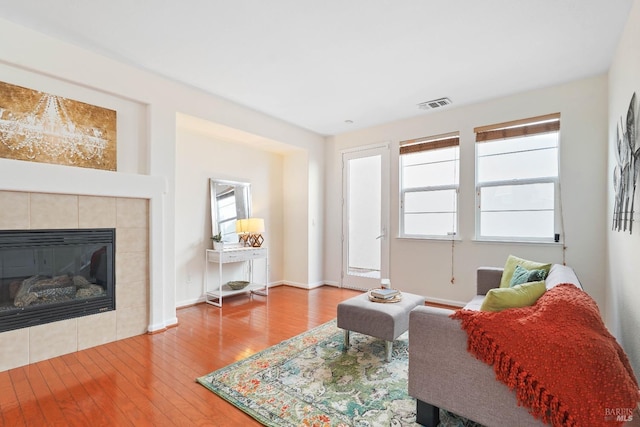 1606 Chamberlain Dr, Fairfield, CA 94533 - living room featuring visible vents, a tiled fireplace, hardwood / wood-style floors, and baseboards