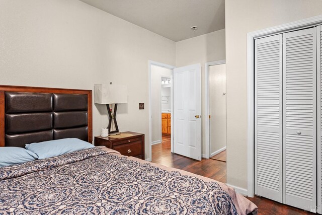 bedroom featuring dark wood-type flooring, baseboards, and a closet