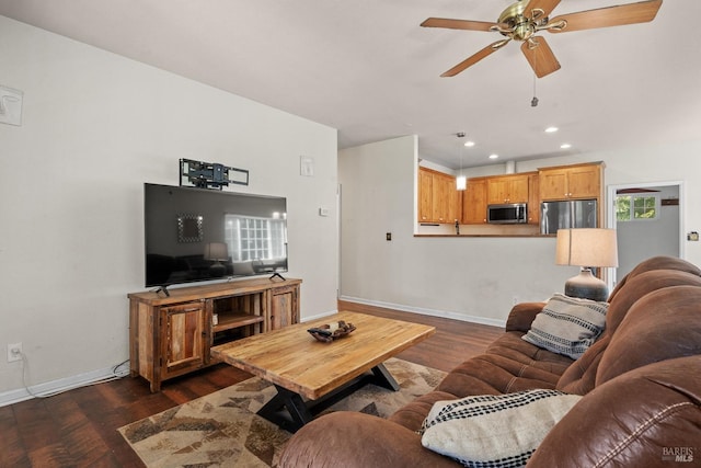 living area featuring ceiling fan, recessed lighting, dark wood-style floors, and baseboards