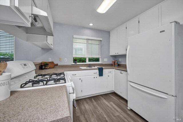 kitchen with recessed lighting, a sink, white cabinetry, white appliances, and wood finished floors