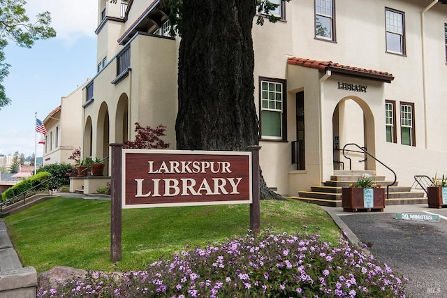 337 Madrone Ave, Larkspur, CA 94939 - community / neighborhood sign with a yard