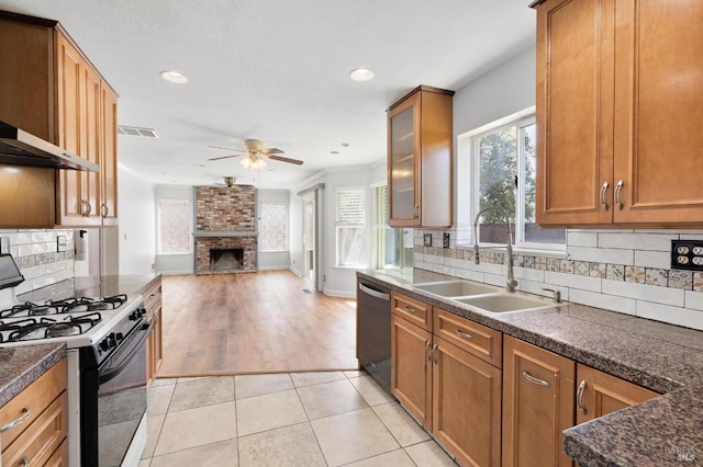 kitchen featuring gas range oven, dishwasher, a sink, visible vents, and a ceiling fan