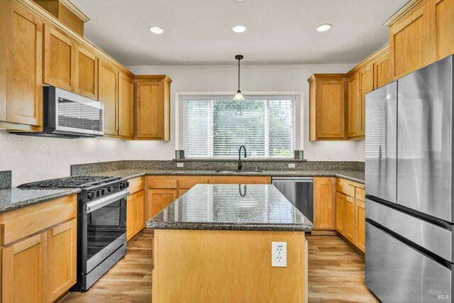 kitchen with stainless steel appliances, light wood-type flooring, recessed lighting, and a sink
