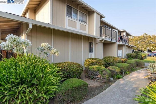 14375 Doolittle Dr, San Leandro, CA 94577 - view of side of property featuring a balcony