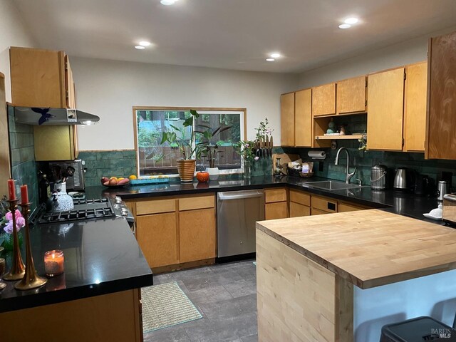 kitchen with backsplash, concrete flooring, a sink, white microwave, and a peninsula