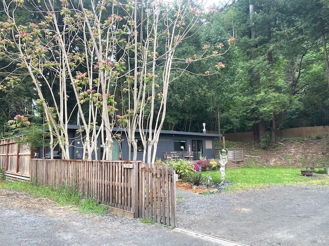 view of front of property with a fenced front yard