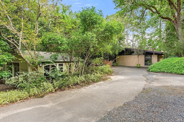 view of front of property with driveway