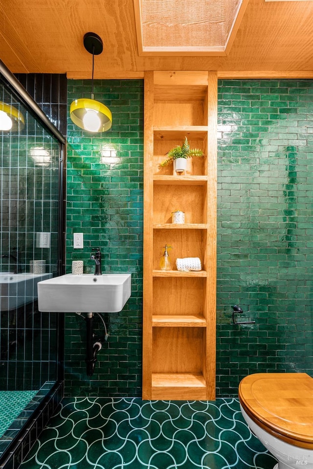 full bath featuring a sink, built in features, and tiled shower