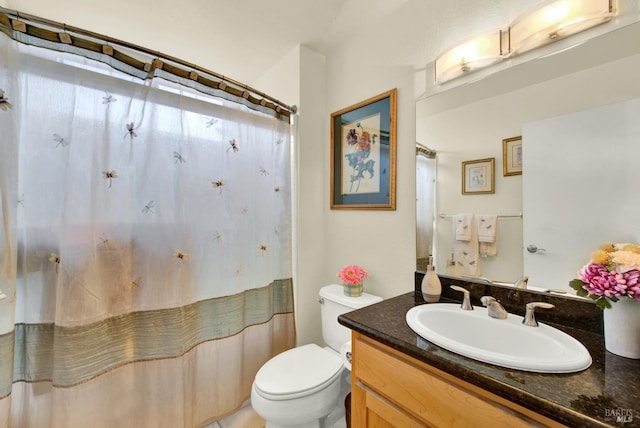 full bath featuring vanity, toilet, and a shower with shower curtain