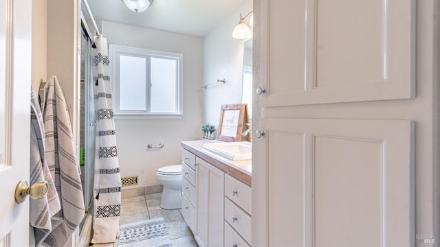 bathroom featuring a shower with shower curtain, toilet, and vanity