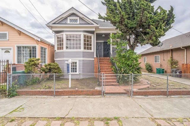 view of front facade featuring a fenced front yard