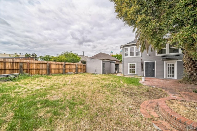 view of yard featuring fence and an outbuilding