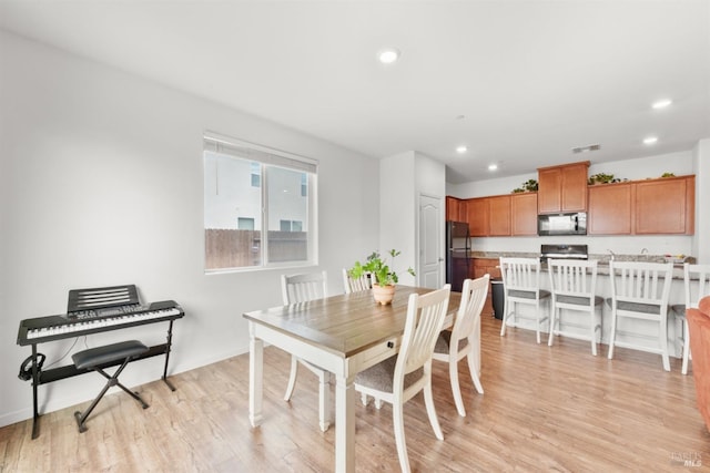 dining room with recessed lighting, baseboards, visible vents, and light wood-style floors