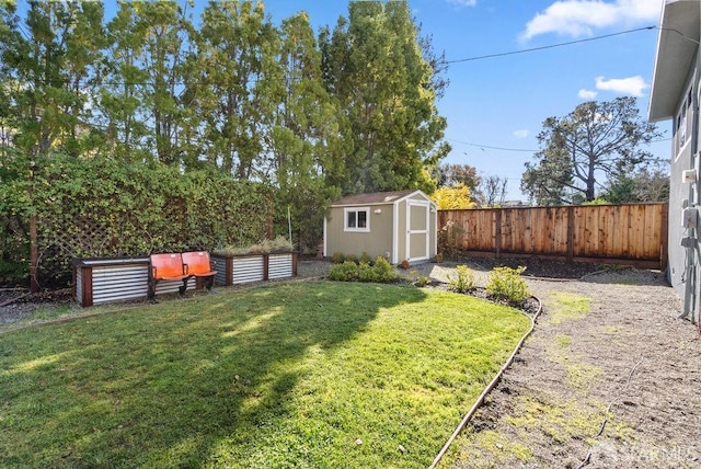 view of yard with an outdoor structure, a fenced backyard, and a storage shed