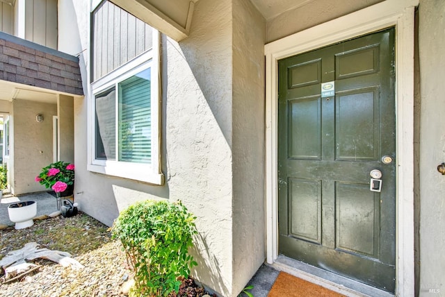 view of exterior entry featuring stucco siding