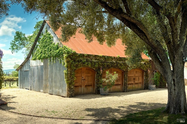 view of outdoor structure with a gate and an outbuilding