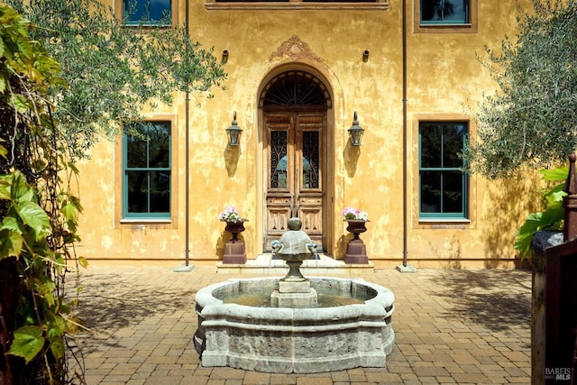 property entrance featuring stucco siding
