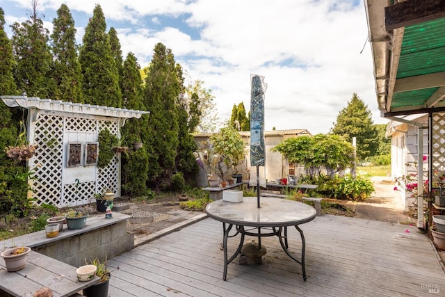 deck with outdoor dining space