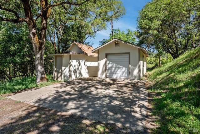detached garage featuring aphalt driveway