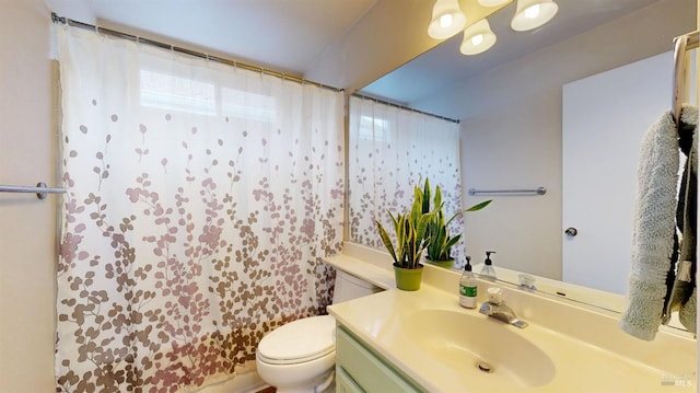 full bath featuring toilet, curtained shower, and vanity
