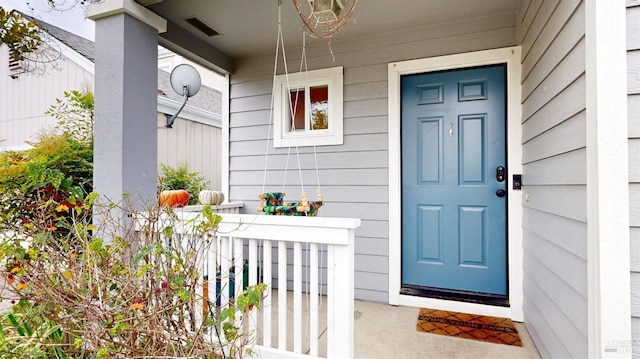 doorway to property with covered porch