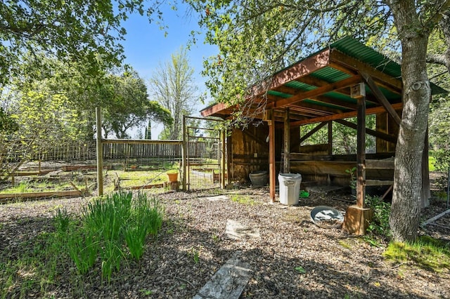 view of yard with an outdoor structure