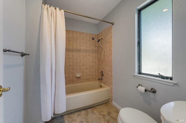 full bath featuring baseboards, shower / bath combination with curtain, and toilet