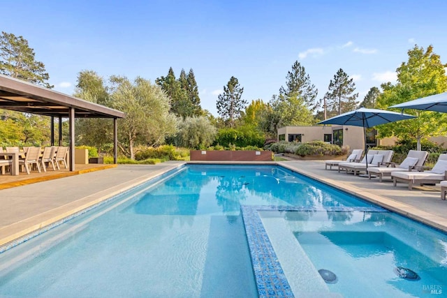 2252 W Dry Creek Rd, Healdsburg, CA 95448 - view of swimming pool with a patio and a pool with connected hot tub