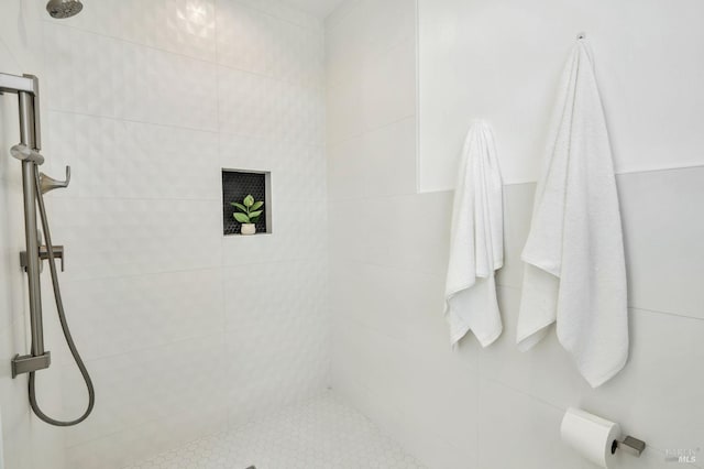 full bathroom featuring tiled shower