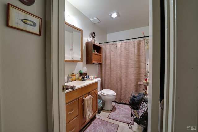 full bathroom featuring vanity, a shower with curtain, and toilet