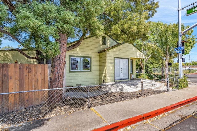 bungalow-style house with a fenced front yard
