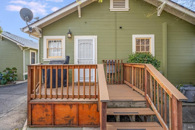 view of front of property featuring a wooden deck