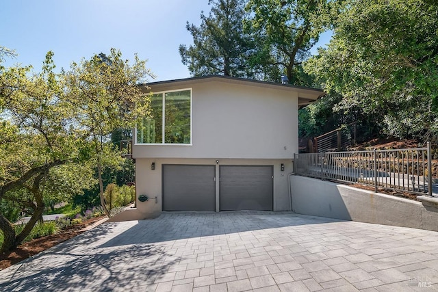 5 Oak Springs Dr, San Anselmo, CA 94960 - garage featuring fence and driveway