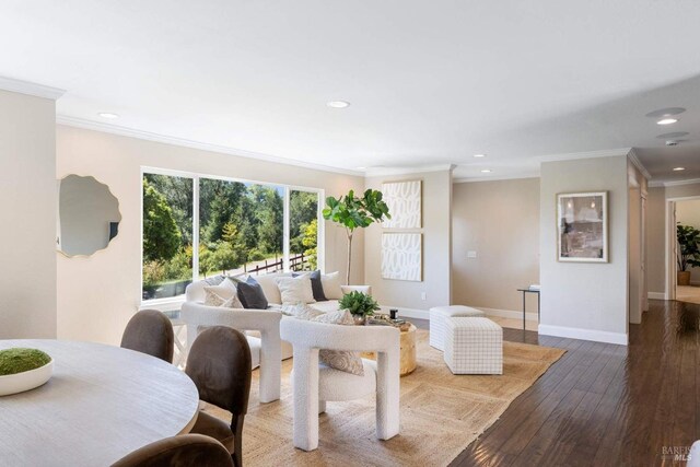 living room featuring recessed lighting, ornamental molding, baseboards, and hardwood / wood-style flooring