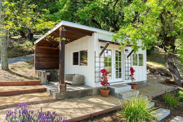 view of outdoor structure with an outbuilding